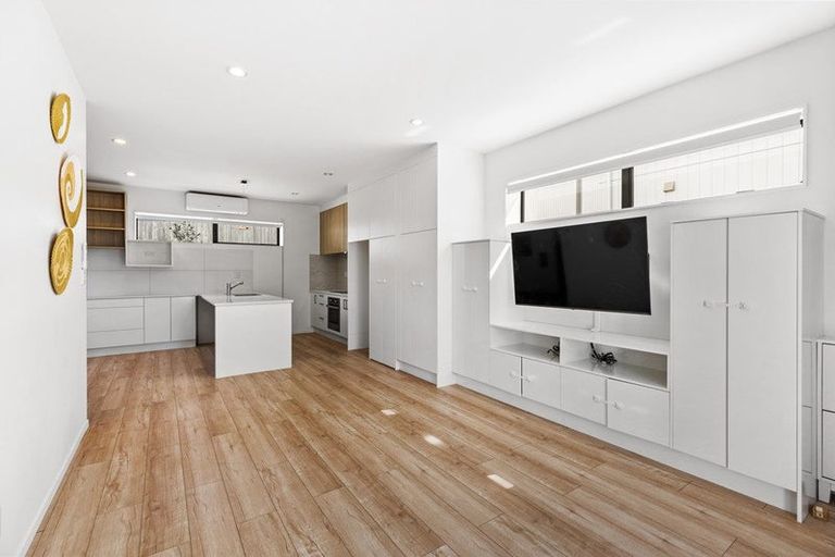 Photo of property in 4a Trengove Place, West Harbour, Auckland, 0618