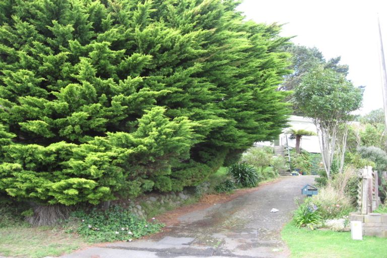 Photo of property in 4 Longcroft Terrace, Newlands, Wellington, 6037