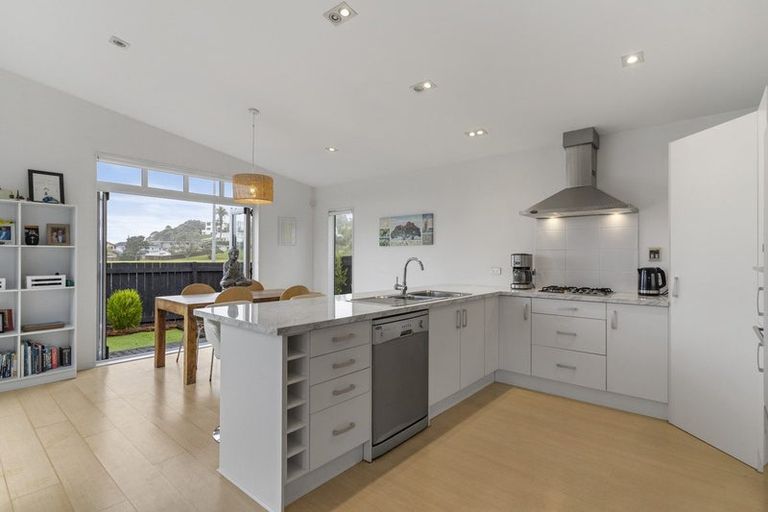 Photo of property in 11a William Bayes Place, Red Beach, 0932
