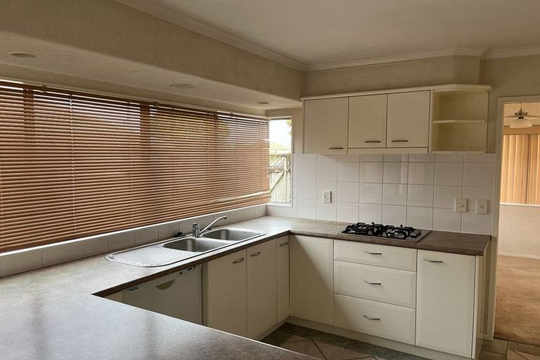 Photo of property in 6 Claremont Way, East Tamaki Heights, Auckland, 2016