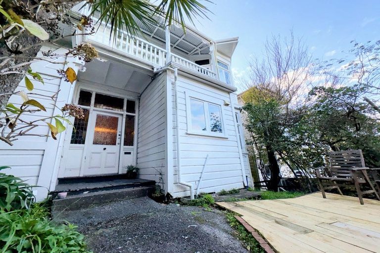 Photo of property in 72 Kelburn Parade, Kelburn, Wellington, 6012