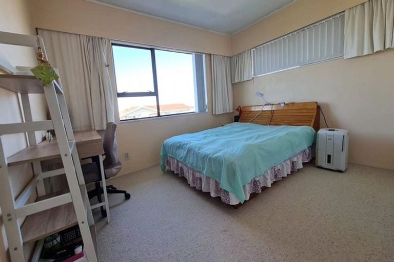 Photo of property in 1 Sunrise Lane, Te Atatu South, Auckland, 0610