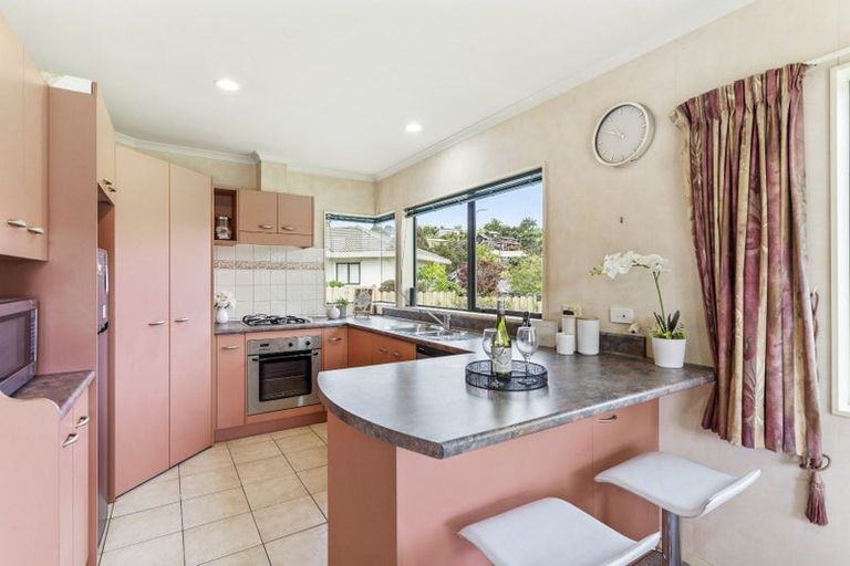 Photo of property in 1 Cabeleigh Drive, Helensville, 0800