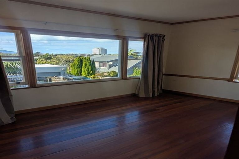 Photo of property in 1/11 Forrest Hill Road, Milford, Auckland, 0620