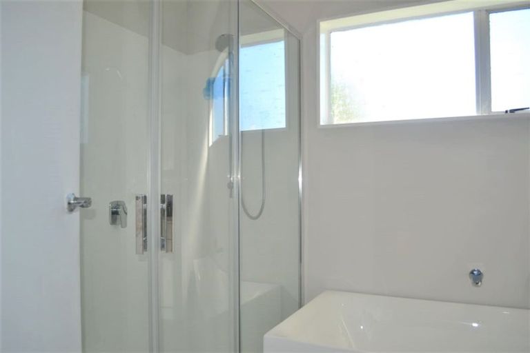 Photo of property in 21 Kingsbridge Place, Newlands, Wellington, 6037