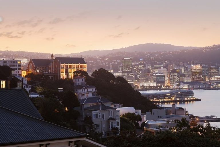 Photo of property in 2a/22 Telford Terrace, Oriental Bay, Wellington, 6011