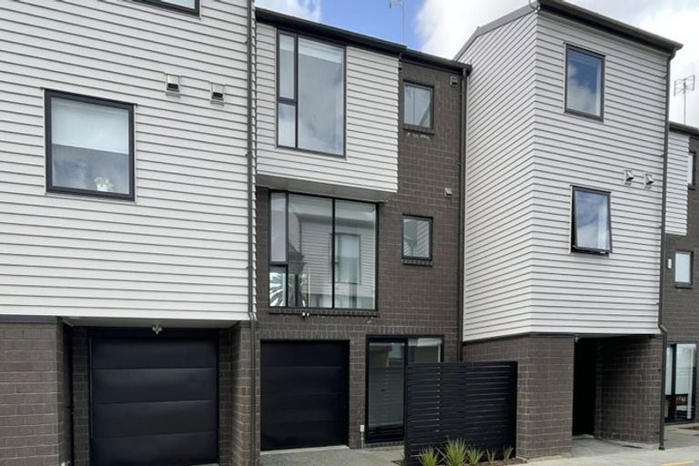 Photo of property in 7/1 Fruitvale Road, New Lynn, Auckland, 0600