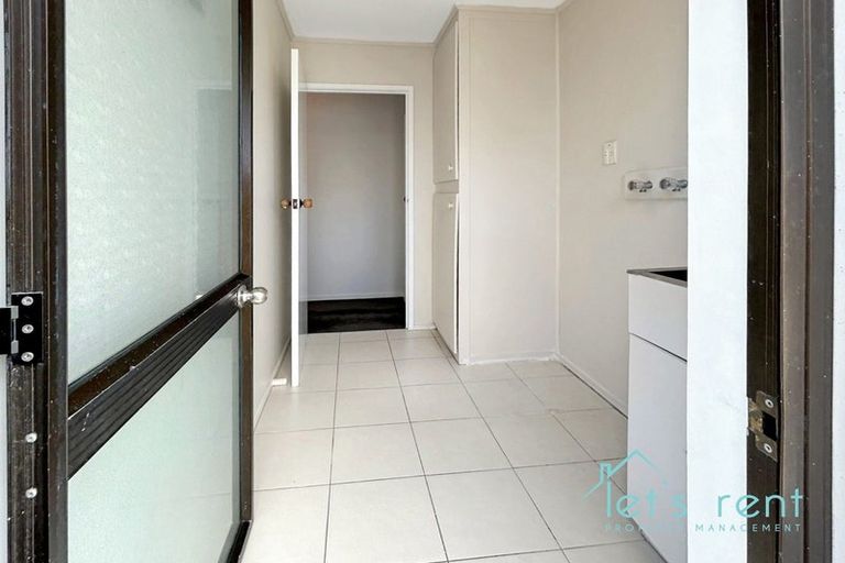 Photo of property in 18 Halloran Place, Massey, Auckland, 0614