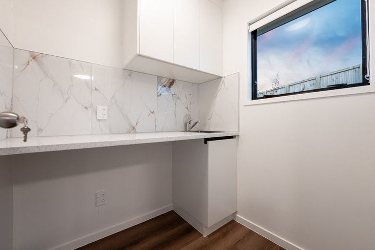 Photo of property in 2/17 Landsdale Place, Massey, Auckland, 0614