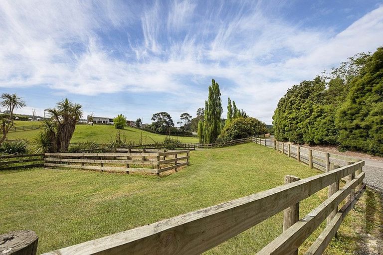 Photo of property in 17 Deacon Road, Riverhead, Kumeu, 0892