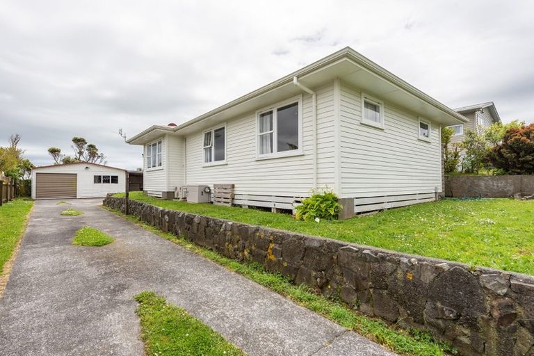 Photo of property in 26 Link Road, Newlands, Wellington, 6037