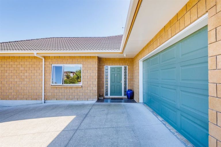 Photo of property in 24 La Lena Grove, Fitzherbert, Palmerston North, 4410