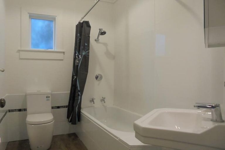 Photo of property in 40 Garden Road, Northland, Wellington, 6012