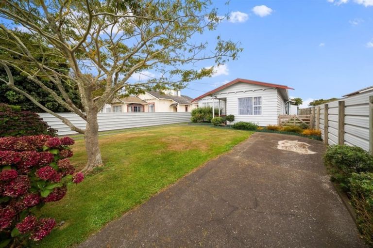 Photo of property in 12 Vogel Street, Hawera, 4610