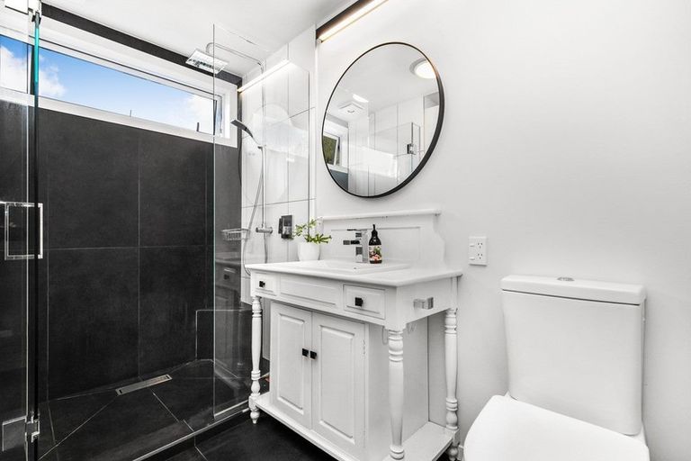 Photo of property in 24 Holiday Road, Stanmore Bay, Whangaparaoa, 0932