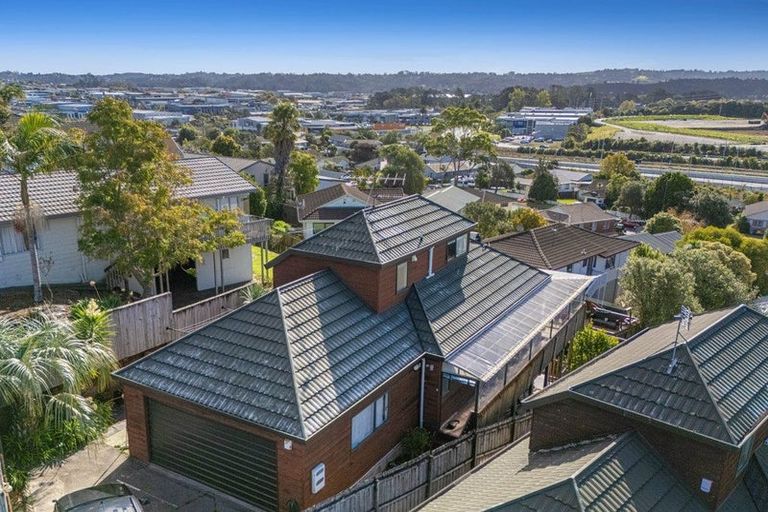Photo of property in 1/21 Jumento Place, Unsworth Heights, Auckland, 0632