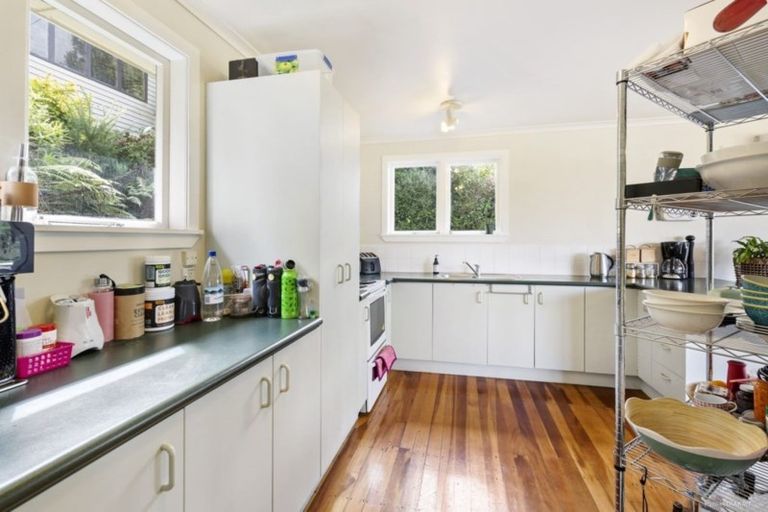 Photo of property in 137 Ruskin Road, Newlands, Wellington, 6037