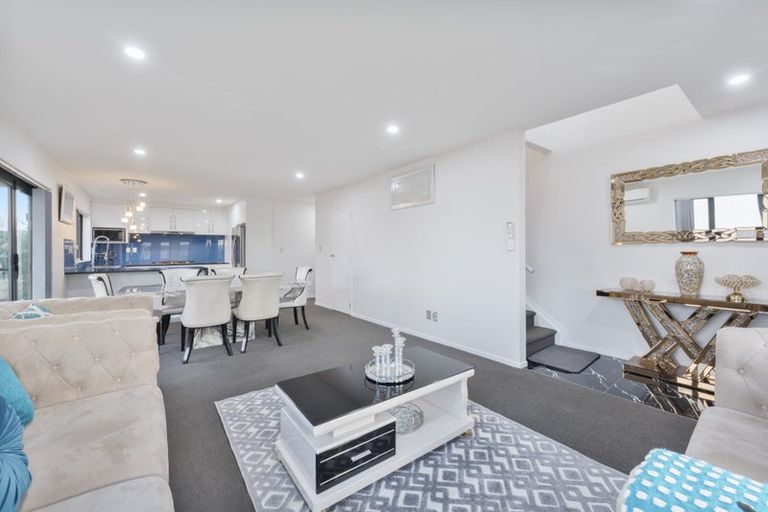 Photo of property in 22 Millcroft Lane, Ranui, Auckland, 0612