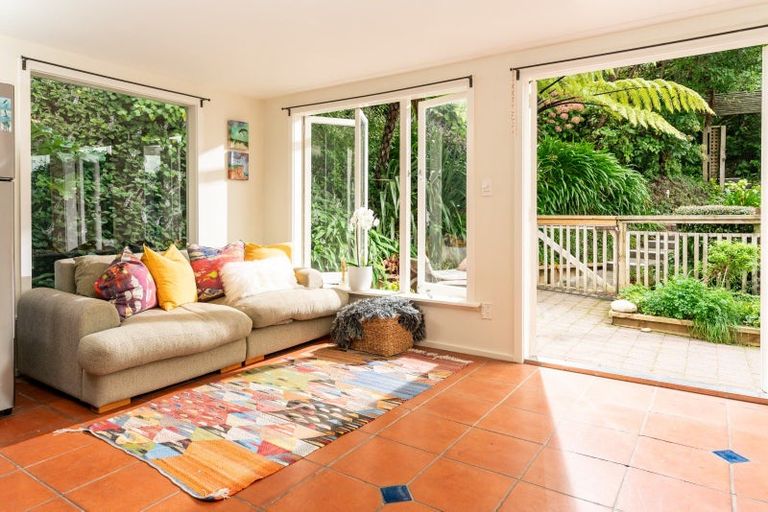 Photo of property in 46 Fortification Road, Karaka Bays, Wellington, 6022