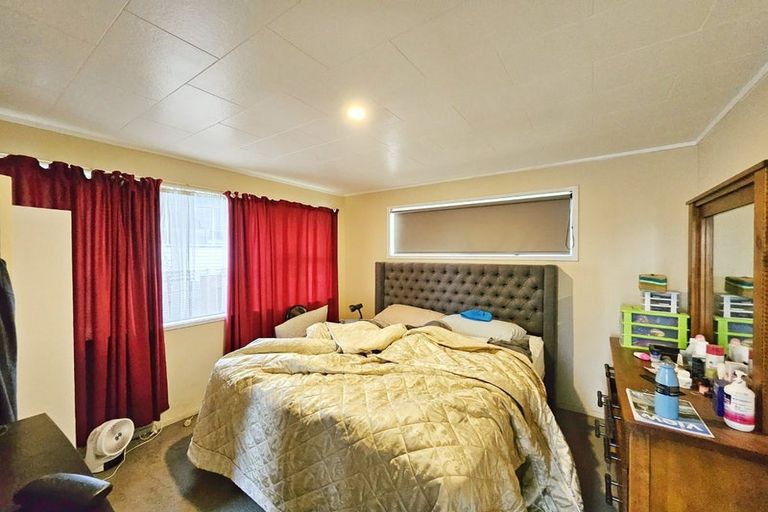 Photo of property in 36 Eyre Street, Henderson, Auckland, 0612