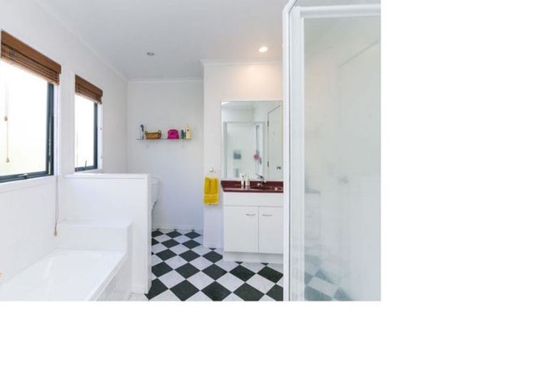 Photo of property in 4 Forbes Lane, Newlands, Wellington, 6037