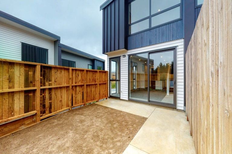 Photo of property in 62u7 Spenmoor Street, Newlands, Wellington, 6037