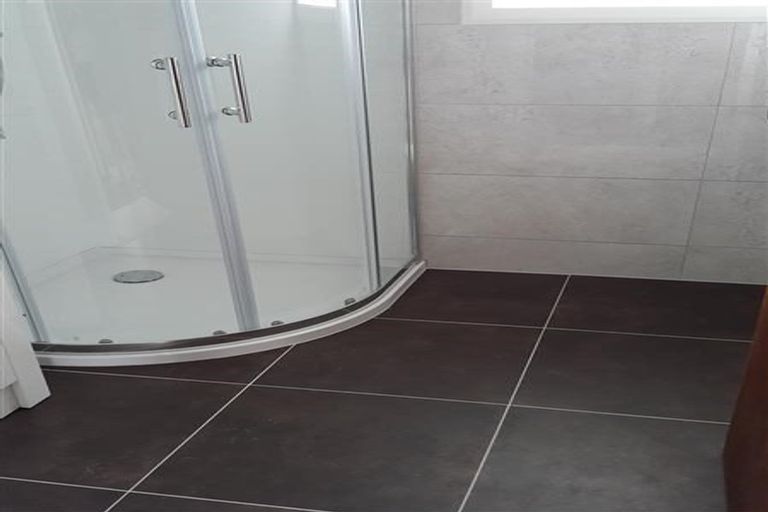 Photo of property in 28 Rosalind Road, Glenfield, Auckland, 0629