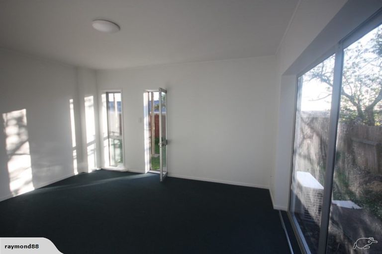 Photo of property in 3/104 East Coast Road, Forrest Hill, Auckland, 0620