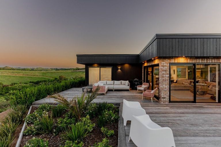 Photo of property in Tapuae, 26 Washer Road, Omata, New Plymouth, 4374