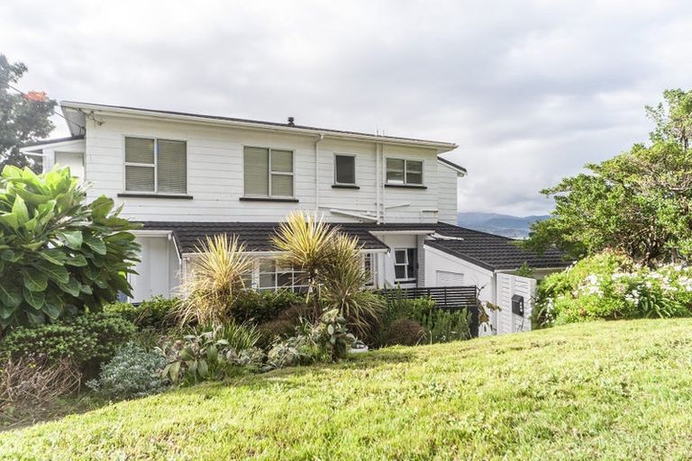 Photo of property in 281 Queens Drive, Lyall Bay, Wellington, 6022