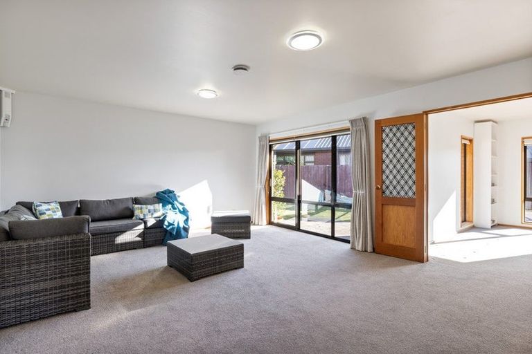 Photo of property in 8 Brockhall Lane, Avonhead, Christchurch, 8042