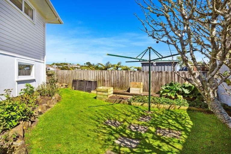 Photo of property in 12 Kinapori Terrace, Newlands, Wellington, 6037