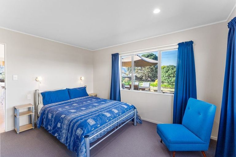 Photo of property in 114 Field Way, Waikanae Beach, Waikanae, 5036