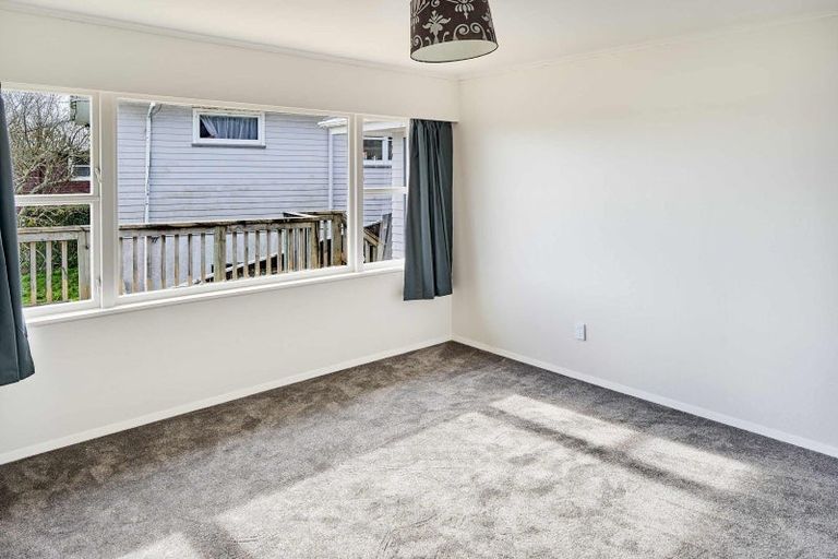 Photo of property in 22 Longcroft Terrace, Newlands, Wellington, 6037