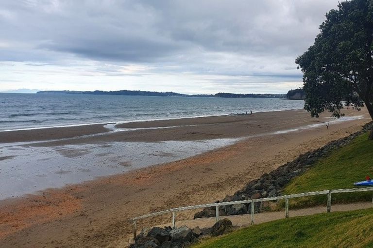 Photo of property in 24 Walton Street, Red Beach, 0932