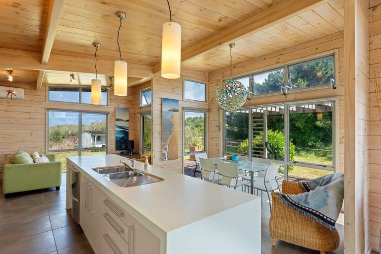 Photo of property in 32 Reay Mackay Grove, Waikawa Beach, Manakau, 5573