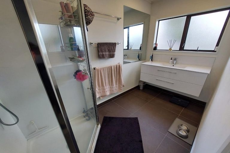 Photo of property in 2/24 Lancaster Road, Beach Haven, Auckland, 0626