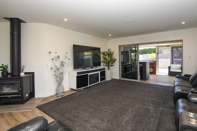 Photo of property in 2 The Glade, Carterton, 5713