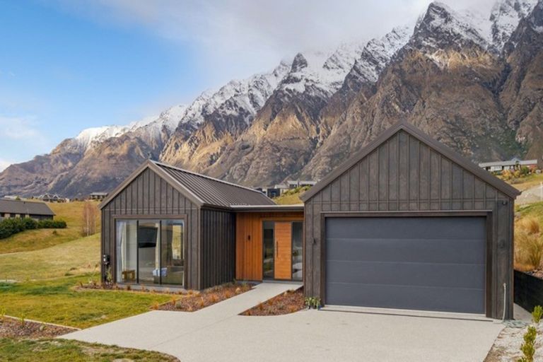 Photo of property in 16 Kinross Lane, Jacks Point, Queenstown, 9371