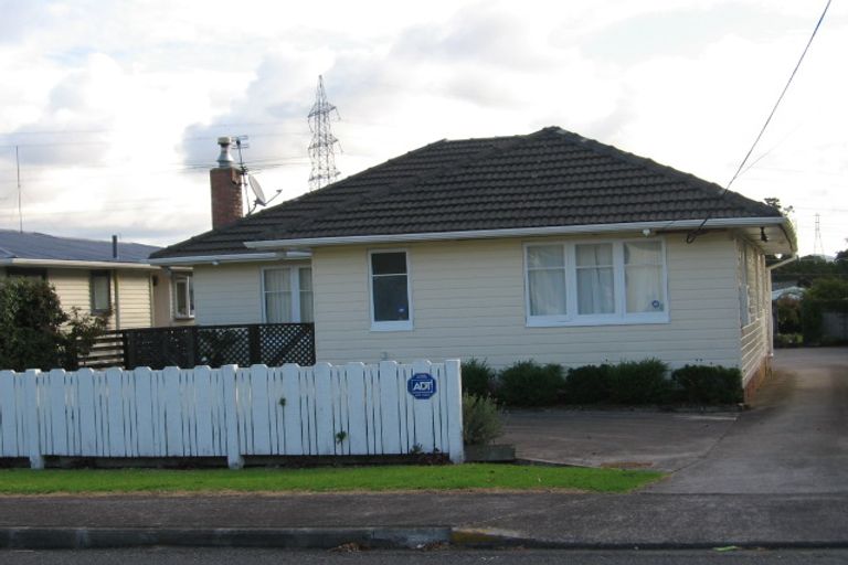 Photo of property in 12 Karamu Street, Te Atatu Peninsula, Auckland, 0610