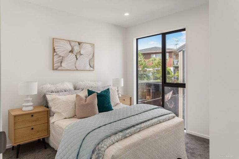 Photo of property in 2/1 Montana Avenue, Murrays Bay, Auckland, 0630