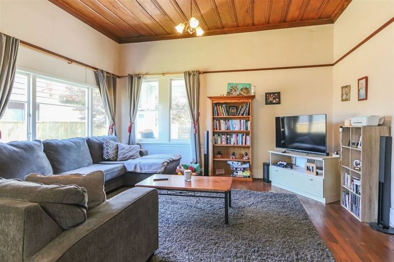 Photo of property in 9 Rata Street, Inglewood, 4330