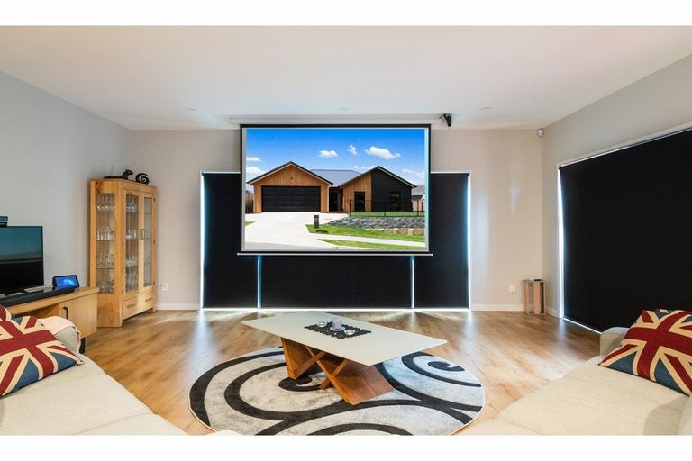 Photo of property in 14 Kaimai Avenue, Massey, Auckland, 0614