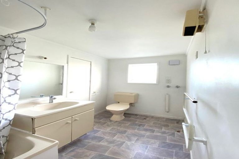 Photo of property in 48 Valley View Road, Glenfield, Auckland, 0629