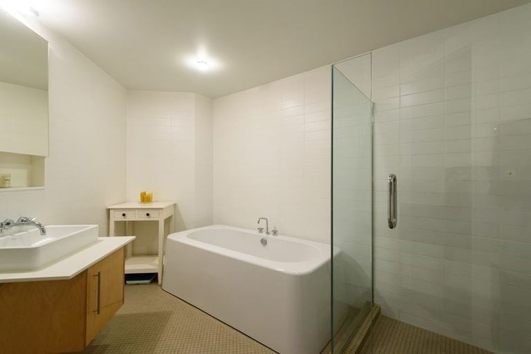 Photo of property in 2a/22 Telford Terrace, Oriental Bay, Wellington, 6011