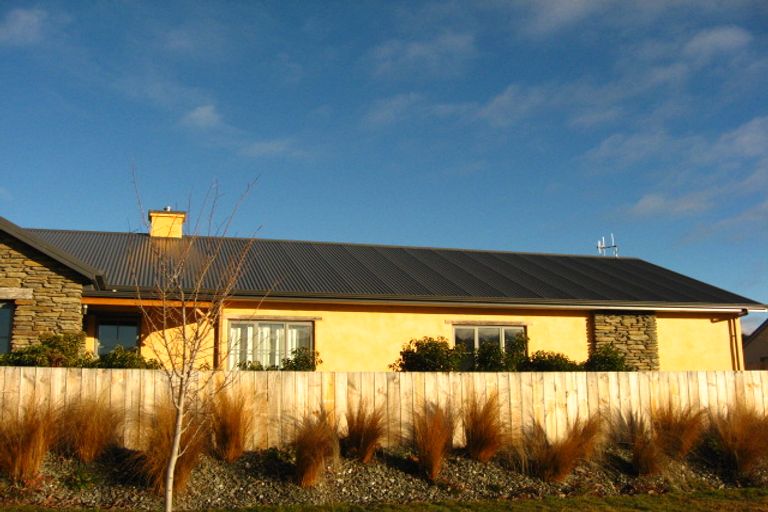 Photo of property in 4&4a Manorburn Place, Lake Hayes, Queenstown, 9304