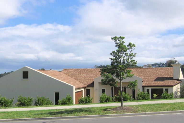 Photo of property in 42 Rising Parade, Fairview Heights, Auckland, 0632