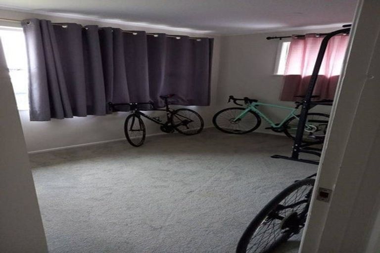 Photo of property in 31 Dawnhaven Drive, Te Atatu Peninsula, Auckland, 0610