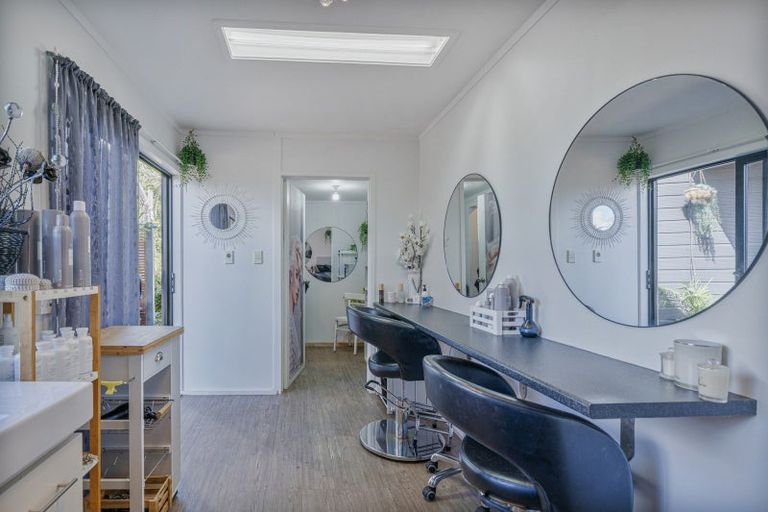 Photo of property in 10 Impala Place, Whitianga, 3510