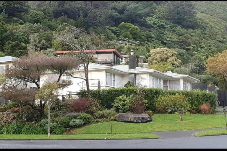 Photo of property in 1 Holmes Grove, Naenae, Lower Hutt, 5011